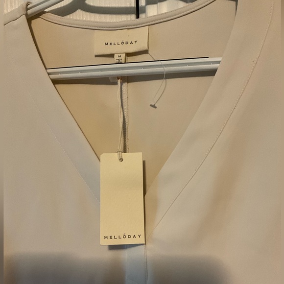 Women’s MELLODAY Cream V-Neck Sleeveless Blouse Size Medium - Picture 4 of 4